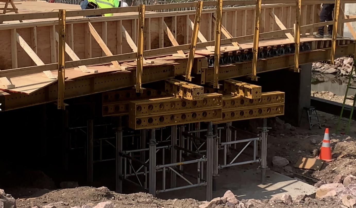 Close up on 6th Street Bridge